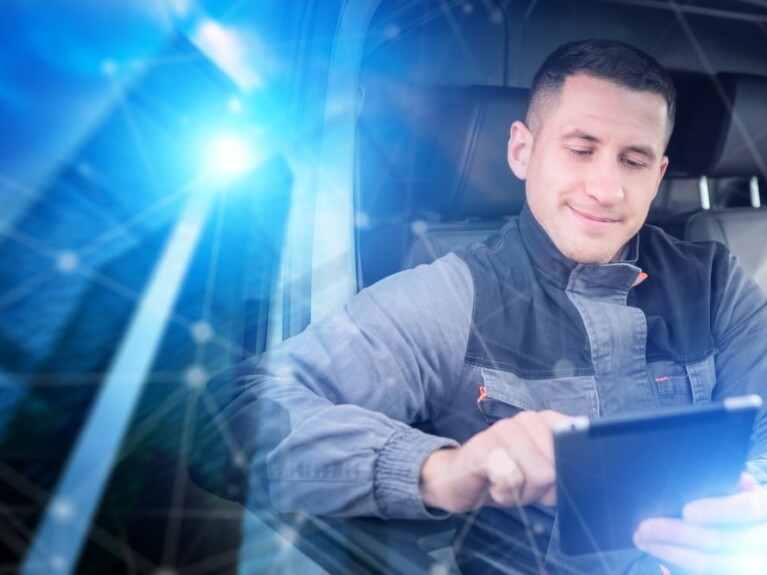 Logistics,Driver,Uses,A,Digital,Tablet,To,Manage,Deliveries,Fleet